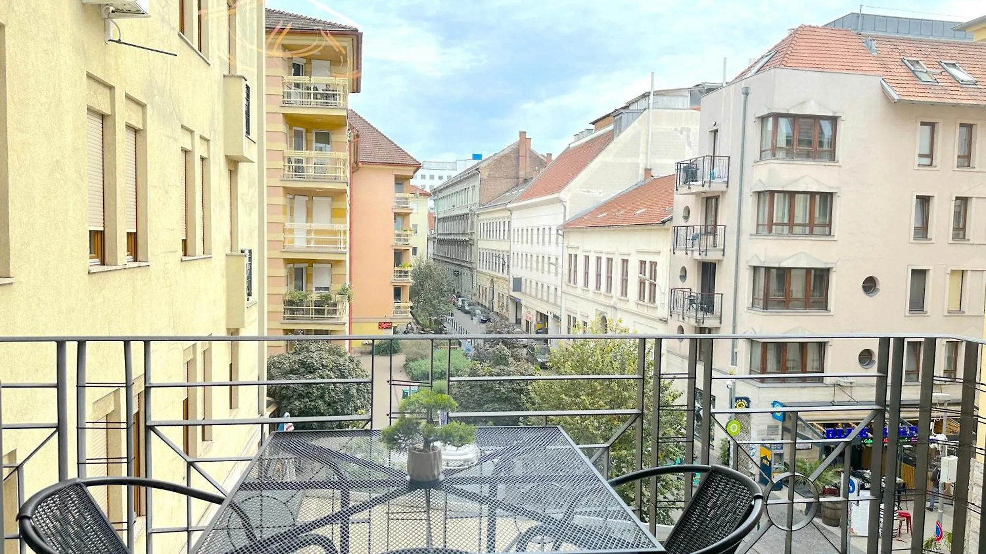 Spacious 3-Bedroom With Balcony & Free Parking Budapest 0*,  Hungary