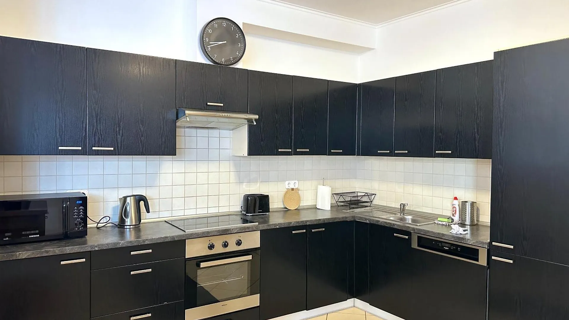 Spacious 3-Bedroom With Balcony & Free Parking Budapest