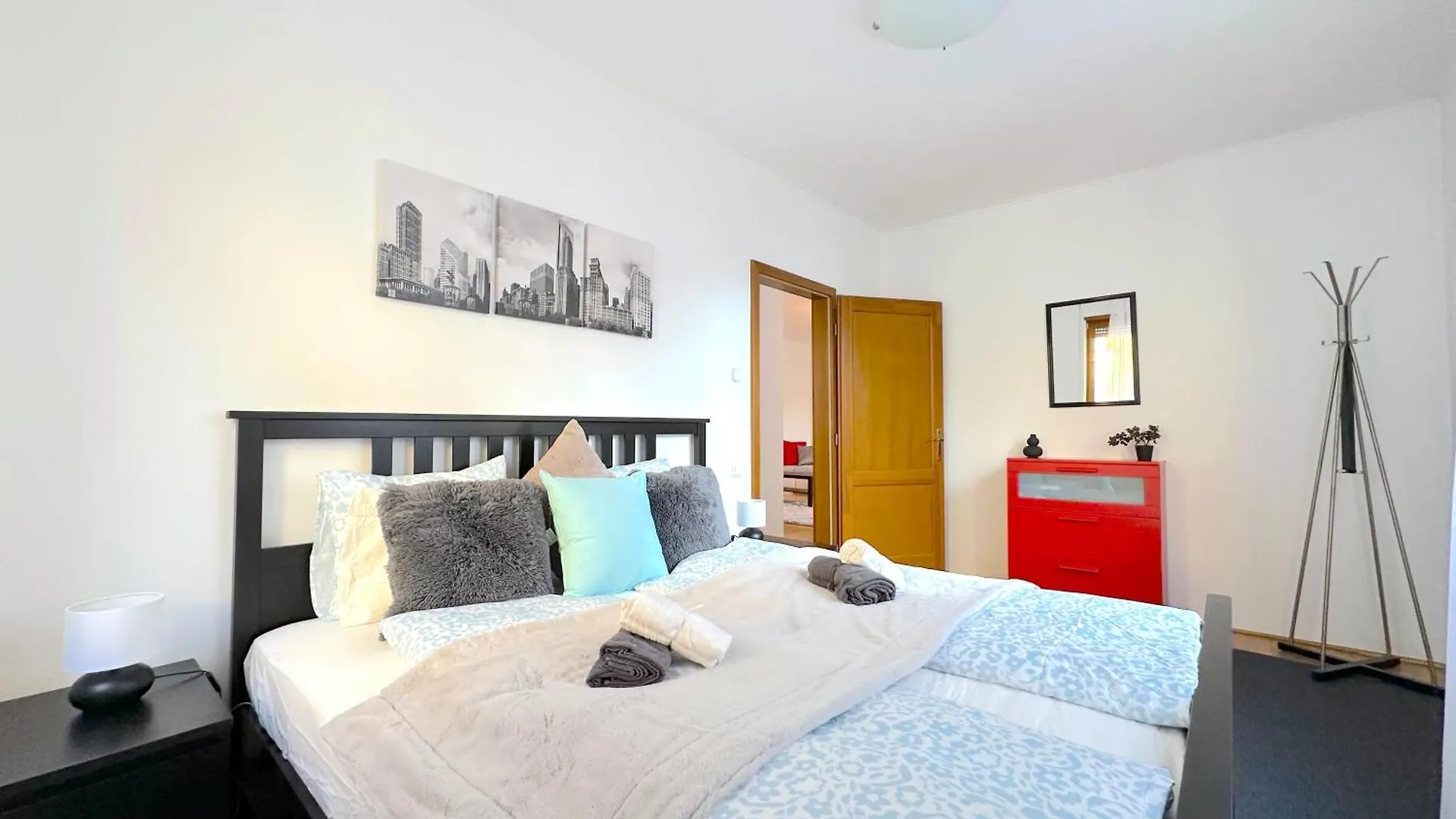 Spacious 3-Bedroom With Balcony & Free Parking Budapest 0*,