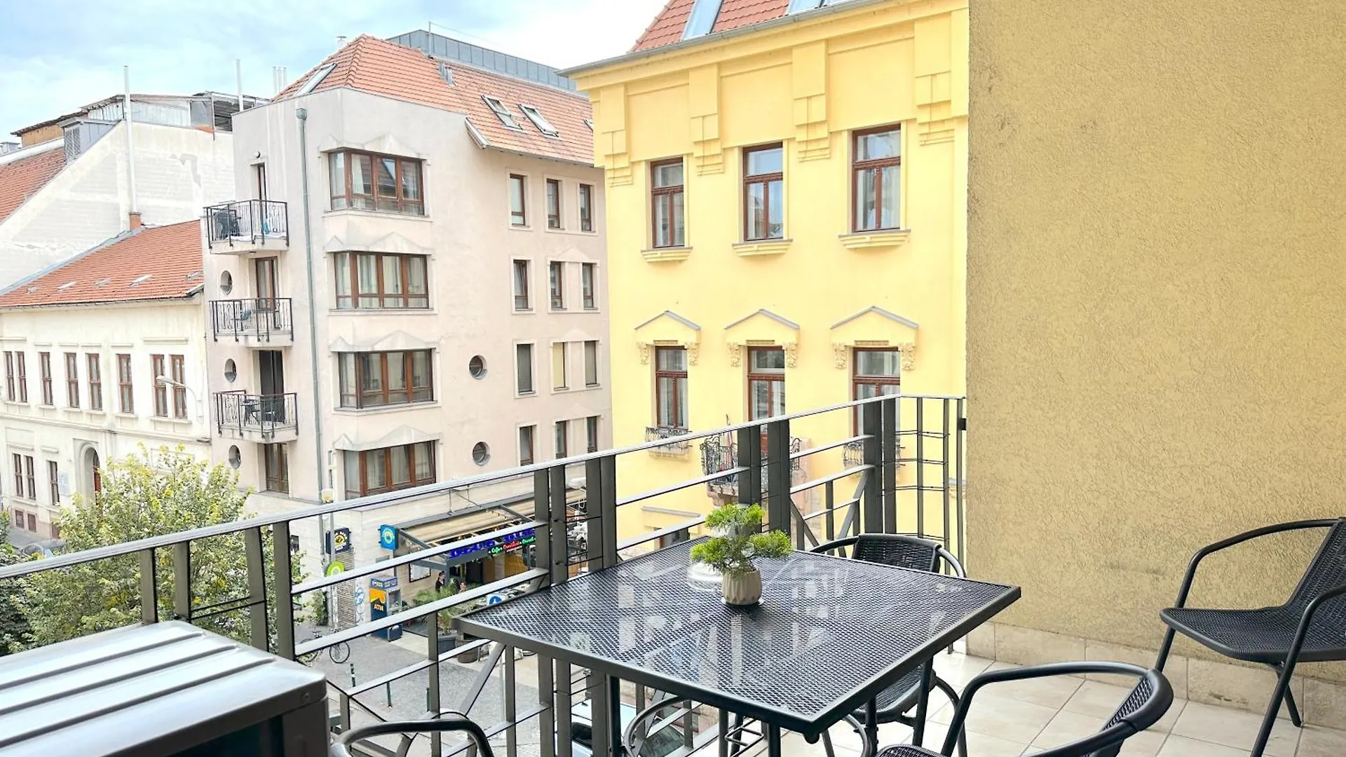 Apartment Spacious 3-Bedroom With Balcony & Free Parking Budapest