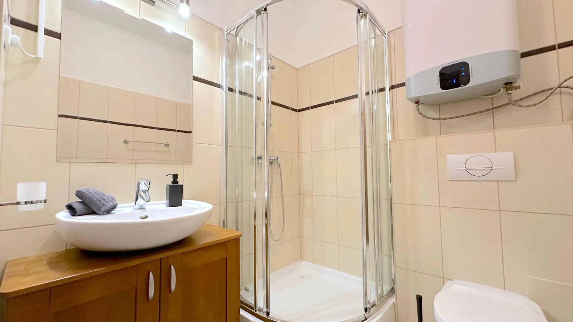 Spacious 3-Bedroom With Balcony & Free Parking Budapest Hungary