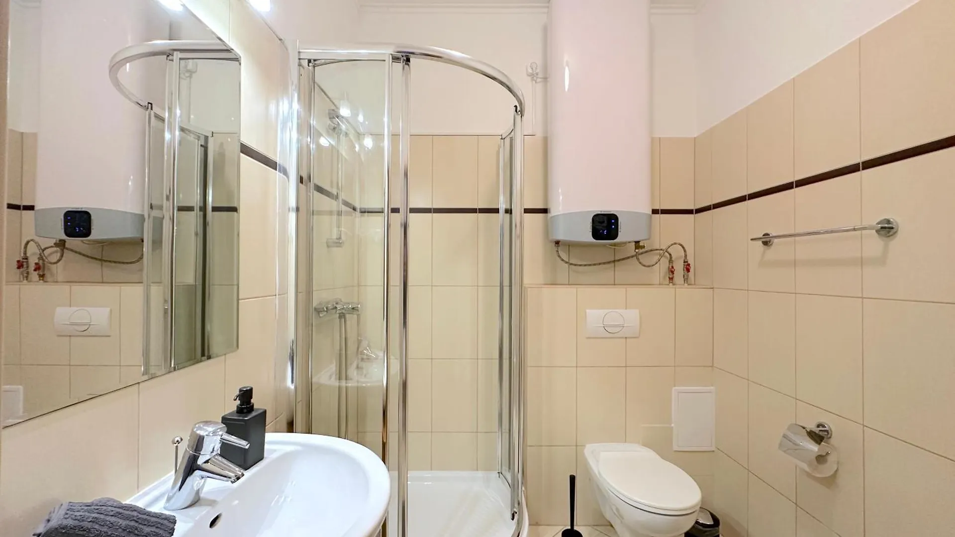 Apartment Spacious 3-Bedroom With Balcony & Free Parking Budapest