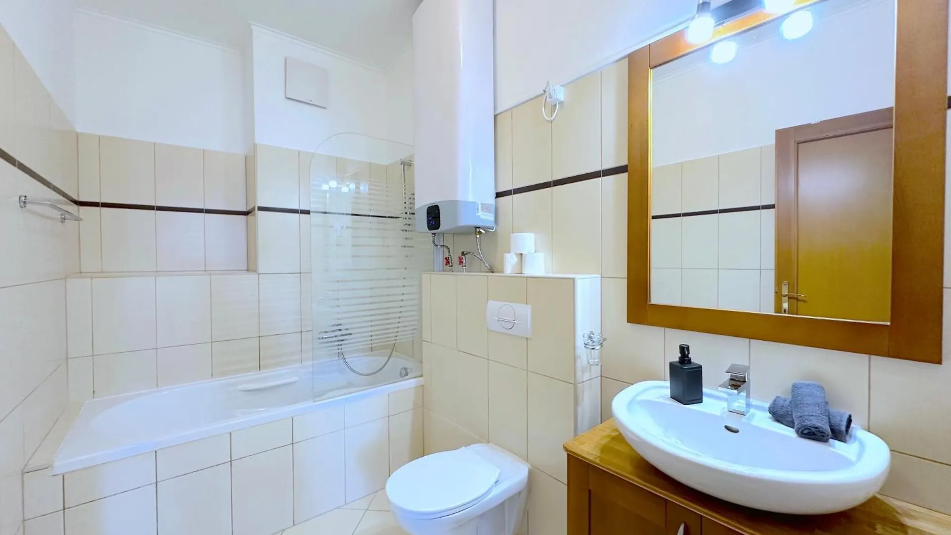 Spacious 3-Bedroom With Balcony & Free Parking Budapest