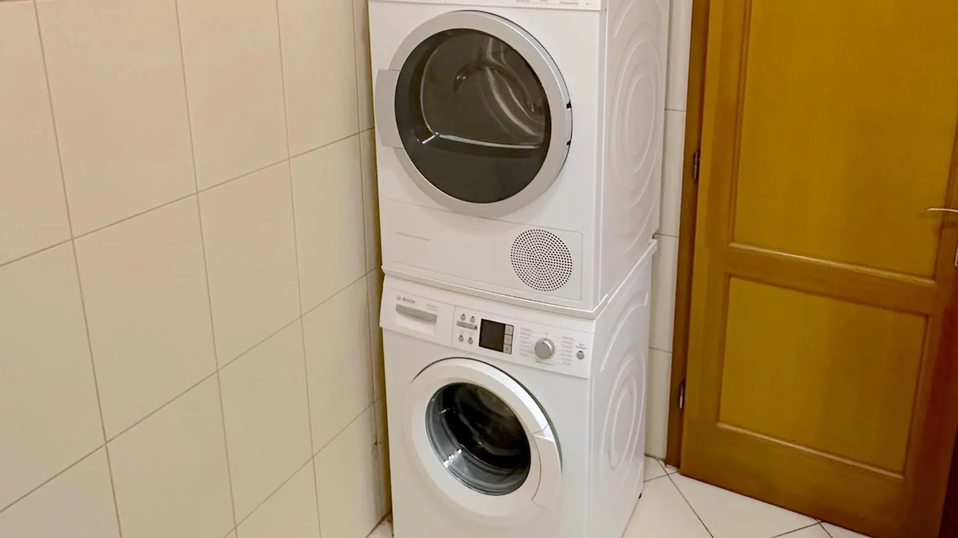 Spacious 3-Bedroom With Balcony & Free Parking Budapest 0*,